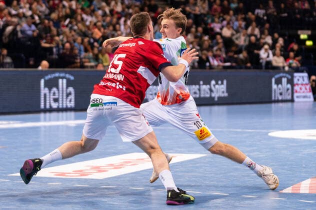 Gisli Kristjansson SC Magdeburg 10 vs Dominik Axmann Handball Sport Verein Hamburg 15 Handball Sport Verein Hamburg vs SC Magdeburg, Handball, Bundesliga, Spieltag 14, Saison 2022 2023, 27 11 2022 Pressefoto Marcel von Fehrn Handball Sport Verein Hamburg vs SC Magdeburg, Handball, Bundesliga, Spieltag 14, Saison 2022 2023, 27 11 2022 Hamburg Copyright: xEibner-Pressefoto MarcelxvonxFehrnx EP_EER