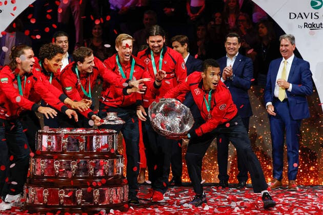 Winner Team Canada L R Gabriel Diallo,Alexis Galarneau,Vasek Pospisil,Denis Shapovalov,Captain Frank Dancevic and Felix Auger Aliassimen with trophy,far right ITF President David Haggerty,Award Ceremony, Presentation, Joy, Emotion, Davis Cup Final 2022, Palacio de Deportes JosŽ Mara Martn Carpena, Malaga, Spain Copyright: xJuergenxHasenkopfx