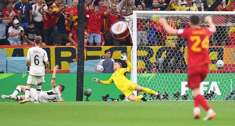 FUSSBALL WM 2022 VORRUNDE GRUPPE E Spain Germany 26 11 2022 Goal to 1 0 Germany, goalkeeper Manuel Neuer center, Germany without a chance