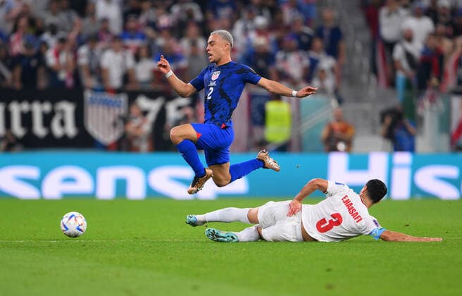 FOOTBALL World Cup 2022 PRE-ROUND GROUP B Iran USA 29 11 2022 Sergino Dest left, USA and Ehsan Hajsafi right, Iran earn top posture marks in the one-on-one battle
