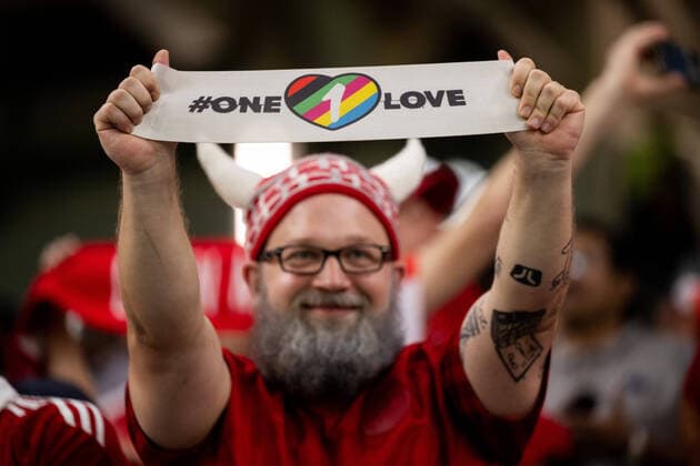 221130 A Denmark fan with an One Love armband ahead of the FIFA World Cup 2022 football match between Australia and Denmark on November 30, 2022 in Doha Photo Joel Marklund BILDBYRAN code JM JM0395 bbeng football football soccer fotball vm fotbols vm fotbols vm fotbols vm 2022 fifa world cup 2022 australia australia denmark denmark crowd one love captains armband,  Copyright: JOELxMARKLUND BB221130JM013