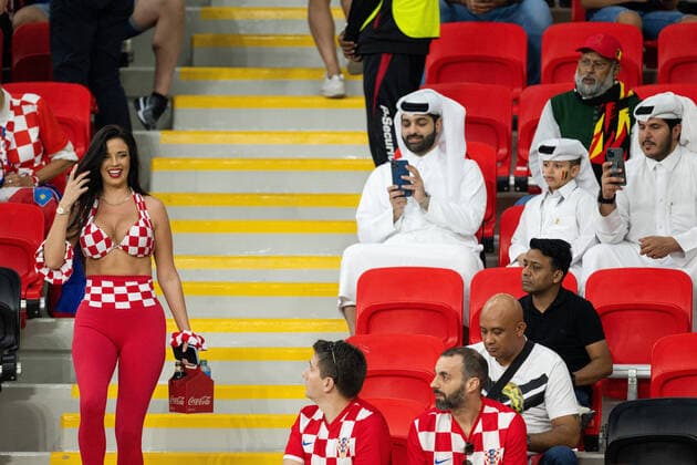 221201 Croatian model Ivana Knoll walks past men in traditional Qatari clothing during the FIFA World Cup 2022 football match between Croatia and Belgium on December 1, 2022 in Doha Knoll s way of dressing has challenged the laws of Qatar, where the rules for women are quite strict Photo Joel Marklund BILDBYRAN kod JM JM0397 bbeng fotboll football soccer fotball vm fotbolls vm fotball vm fotbolls vm 2022 fifa world cup 2022 kroatien croatia belgien belgium publik,  Copyright: JOELxMARKLUND BB221201JM022