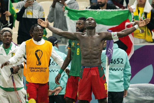 221202 Vincent Aboubakar of Cameroon celebrates te 1 0 goal during the FIFA World Cup 2022 football match between Cameroon and Brazil on December 2, 2022 in Doha Photo Joel Marklund BILDBYRAN code JM JM0400 bbeng football football soccer fotball world cup football world cup football world cup 2022 fifa world cup 2022 cameroon cameroon brazil brazil cheers,  Copyright: JOELxMARKLUND BB221202JM172