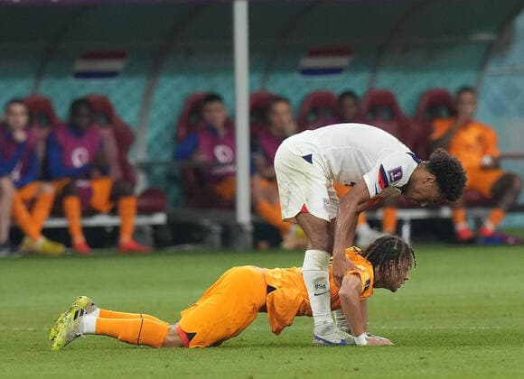 QAT, World Cup FIFA 2022, Round of 16, Netherlands vs USA 03 12 2022, Khalifa International Stadium, Doha, QAT, World Cup FIFA 2022, Round of 16, Netherlands vs USA, pictured USA™s midfielder Tyler Adams , Netherlands midfielder Xavi Simons nordphotoxGmbHx xBratic nph00250