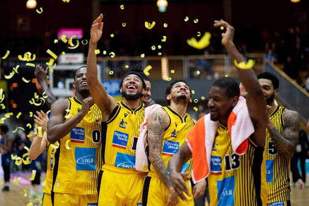 Isaiah Whitehead MHP Riesen Ludwigsburg, 00 , Jhonathan Dunn MHP Riesen Ludwigsburg, 12 , Prentiss Hubb MHP Riesen Ludwigsburg, 03 , Yorman Polas Bartolo MHP Riesen Ludwigsburg, 13 cheer on victory and entry into Final Four, GER, HAKRO Merlins Crailsheim vs MHP Riesen Ludwigsburg, Basketball Magenta BBL Cup, Quarter Finals, Season 2022 2023, 03 12 2022 GER, HAKRO Merlins Crailsheim vs MHP Riesen Ludwigsburg, Basketball Magenta BBL Cup, Quarter Finals, Season 2022 2023, 03 12 2022 Ilshofen. Copyright: xEibner Memmlerx EP_MMR