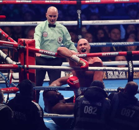 Tyson Fury gegen Derek Chisora 03. Dezember 2022 London, Schwergewicht Boxen Tyson Fury gegen Derek Chisora Fury hält sich an den Seilen fest, während Chisora am Boden liegt Foto von Mark Leech London UK  Copyright: xMarkxLeechxOffside