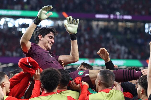 Marokko gegen Spanien FIFA Fussball-Weltmeisterschaft 06. Dezember 2022, Doha FIFA Fussball-Weltmeisterschaft Katar Achtelfinale Marokko gegen Spanien Marokkos Torhüter Yassine Bounou wird von seinen jubelnden Teamkollegen in die Luft geworfen Foto Charlotte Wilson Abseits Doha Katar  Copyright: xCharlottexWilsonx xOffsidexOffside