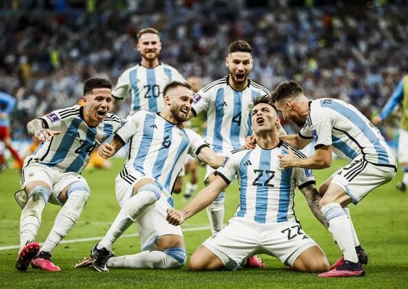 AL DAAYEN Lautaro Martinez of Argentina cheers after the decisive penalty during the FIFA World Cup Qatar 2022 quarterfinal match between the Netherlands and Argentina at the Lusail Stadium on December 9, 2022 in Al Daayen, Qatar ANP KOEN VAN WEEL FIFA World Cup Qatar 2022 2022 xVIxANPxSportx xxANPxIVx 459169386 originalFilename: 459169386.jpg