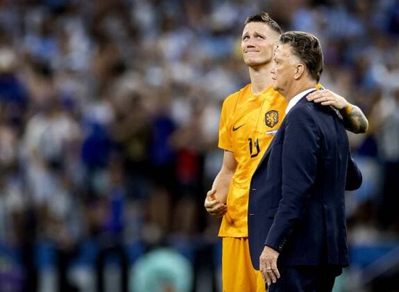 AL DAAYEN lr Wout Weghorst of Holland and Holland coach Louis van Gaal after the FIFA World Cup Qatar 2022 quarterfinal match between the Netherlands and Argentina at the Lusail Stadium on December 9, 2022 in Al Daayen, Qatar ANP KOEN VAN WEEL FIFA World Cup Qatar 2022 2022 xVIxANPxSportx xxANPxIVx 459178354 originalFilename: 459178354.jpg