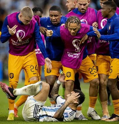 AL DAAYEN Reserve players of Orange react to Leandro Daniel Paredes of Argentina during the FIFA World Cup Qatar 2022 quarterfinal match between the Netherlands and Argentina at the Lusail Stadium on December 9, 2022 in Al Daayen, Qatar ANP KOEN VAN WEEL FIFA World Cup Qatar 2022 2022 xVIxANPxSportx xxANPxIVx 459179047 originalFilename: 459179047.jpg