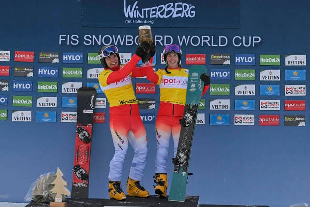 Award Ceremony Mixed Team Parallel v l CASANOVA Gian SUI JENNY Ladina SUI KWIATKOWSKI Oskar yellow jersey, overall leader 10 11 12 2022 ¢ FIS Snowboard World Cup Parallel Slalom Mixed Team Parallel Slalom Winterberg GER , Poppenberg Hang, Winterberg, NRW Germany Copyright: xpepphotox xHorstxMauelshagenx pep00321, pep_20221210_hm
