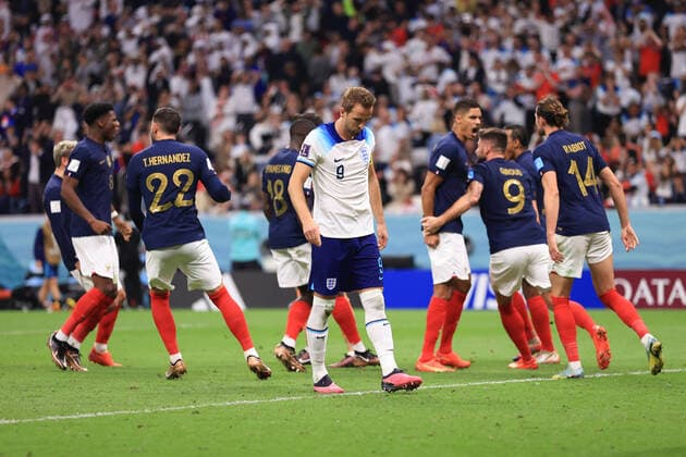 Fußball FIFA-Weltpokal-Viertelfinale England gegen Frankreich 10. Dezember 2022 FIFA-Weltpokal-Viertelfinale England gegen Frankreich Harry Kane aus England sieht niedergeschlagen aus, nachdem er einen Elfmeter verschossen hat Foto Simon Stacpoole Abseits Al Khor Katar  Copyright: xSimonxStacpoolexOffside