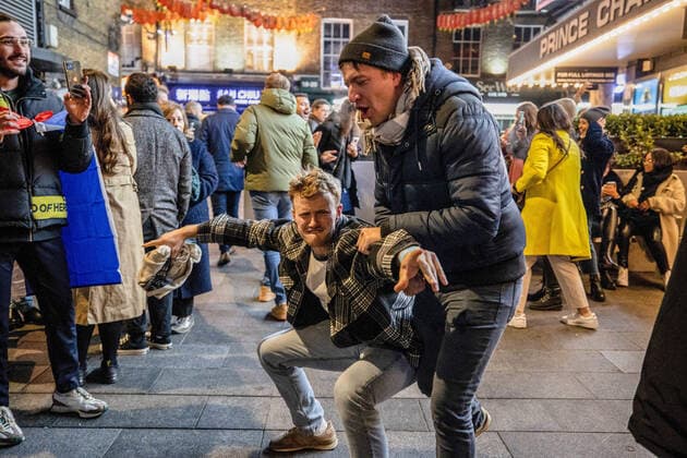 December 10, 2022, London, United Kingdom: England football fans are seen getting upset after England lost to France at the quarter-finals knockout stage at 2022 FIFA World Cup, WM, Weltmeisterschaft, Fussball London United Kingdom - ZUMAs197 20221210_zaa_s197_268 Copyright: xHestherxNgx