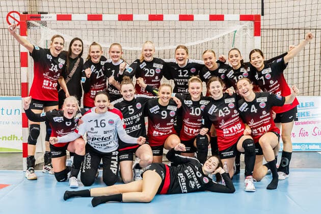 Jubilation, celebration at Thueringer HC about the victory and reaching the group stage Winner photo, team photo, team photo, 12 11 2022, Nordhausen Germany , Handball, EHF European League Women, Thueringer HC IK Saevehof xprx