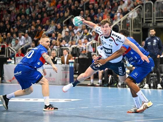Goran Sogard Johannessen SG Flensburg Handewitt, 23 in the grip of Djibril M Bengue Bergischer HC, 33 doing so Tom Kare Nikolaisen Bergischer HC, 30 Bergischer HC vs SG Flensburg Handewitt, handball, LIQUI Moly HBL, 15 match day, season 2022 2023, 11 12 2022 Bergischer HC vs SG Flensburg Handewitt, handball, LIQUI Moly HBL, 15 match day, season 2022 2023, 11 12 2022 Duesseldorf Copyright: xEibner-Pressefotox xThomasxHaeslx EP_EER