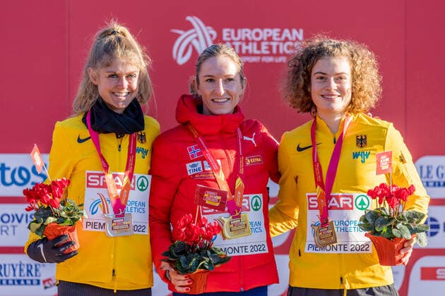 European Cross Country Championships 2022 11 12 2022 left to right Silver medalist Konstanze KLOSTERHALFEN GER , Gold medalist Karoline Bjerkeli GROVDAL NOR , and bronze medalist Alina REH GER pose at the winner ceremony at the European Cross Country Championships 2022 in Venaria Reale, Italy, on Sunday, December 11, 2022 Copyright: xBEAUTIFULxSPORTS OlafxRellischx