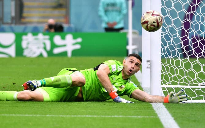 Football World Cup , Men, Qatar 2022, 1 Semifinal, Lusail Iconic Stadium, Argentina Croatia 3 0 Emiliano Martinez ARG Action, Single Image FIFA REGULATES PROHIBIT ANY USE OF PHOTOGRAPHS AS IMAGE SEQUENCES AND OR QUASI VIDEO