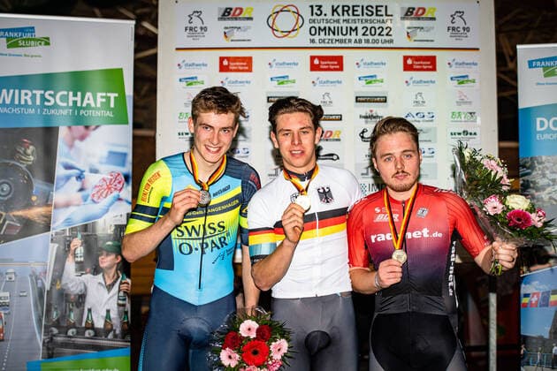 SCHRÖDER Jasper, TEUTENBERG Tim Torn, MALCHAREK Moritz DM Omnium 2022 Frankfurt Oder SCHRÖDER Jasper GER RC Blau Gelb v 1927 Langenhagen Second Place TEUTENBERG Tim Torn GER Team Leopard Pro Cycling Winner First Place MALCHAREK Moritz GER rad net ROSE Team Third Place Award Ceremony Medal Ceremony Podium Landscape landscape horizontal Landscape Event Event DM Omnium 2022 German Championship Category Category Cycling Track Cycling National Championship Omnium Elite Men and Women Location Place Europe Germany Brandenburg Märkisch Oderland Frankfurt Oder Oderlandhalle Discipline Omnium Distance m Date Date 17 12 2022 Saturday Day 2