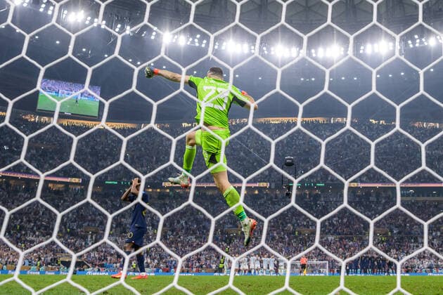 221218 Kingsley Coman of France looks dejected as goalkeeper Emiliano Martinez of Argentina celebrates during the penalty shootout during the FIFA World Cup 2022 final between Argentina and France on December 18, 2022 in Doha Photo Joel Marklund BILDBYRAN code JM JM0415 bbeng fotbol football soccer fotball vm fotbols world cup football world cup football world cup 2022 fifa world cup 2022 final argentina france france cheer celebration depp dejected,  Copyright: JOELxMARKLUND BB221218JM243