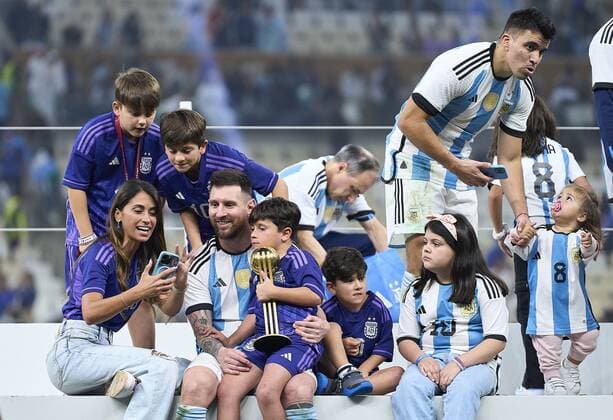 RECORD DATE NOT STATED FIFA World Cup, WM, Weltmeisterschaft, Fussball Qatar 2022 Argentina vs France Final Lionel Messi from Argentina, his wife Antonela Roccuzzo, sons Thiago, Mateo, Ciro after the game Argentina vs France, corresponding to the great final of the FIFA World Cup Qatar 2022, at Lusail Stadium, Lusail, Doha, on December 18, 2022. <br><br> Lionel Messi de Argentina, su esposa Antonela Roccuzzo, hijos Thiago, Mateo, Ciro, despues del partido Argentina vs Francia, correspondiente a la gran final de la Copa Mundial de la FIFA Catar 2022, en el Estadio Lusail, Lusail, Doha, el 18 de Diciembre de 2022 LUSAIL DOHA QATAR Copyright: xJuanxLuisxDiazx 20221218_12040