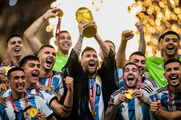 221218 Lionel Messi of Argentina hoists the World Cup trophy as the team celebrate winning the FIFA World Cup 2022 final between Argentina and France on December 18, 2022 in Doha Photo Joel Marklund BILDBYRAN code JM JM0415 bbeng football football soccer fotball vm fotbols vm fotball vm fotbols world cup 2022 fifa world cup 2022 final argentina france france jubel world cup gold trophy topx,  Copyright: JOELxMARKLUND BB221218JM302