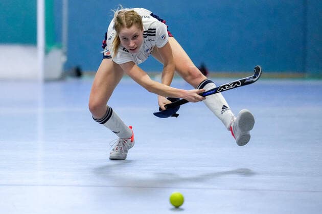 Lisa Mayerhöfer MHC, 17 , on the ball, crop, full body, single image, single photo, action, action, 18 12 2022, Mannheim Germany , indoor field hockey, 1 Bundesliga Süd, women, TSV Mannheim Mannheimer HC xozx