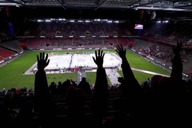 Cologne, 22 12 2022, ice hockey, penny DEL, 34 match day, Cologne Stadium Series, RheinEnergieSTADION, Kölner Haie Fischtown Pinguins Bremerhaven The RheinEnergieSTADION, the home of 1 FC Cologne becomes an ice hockey field The Sharks enter the ice spectators cheering the team from the stands to North Rhine Westphalia Germany