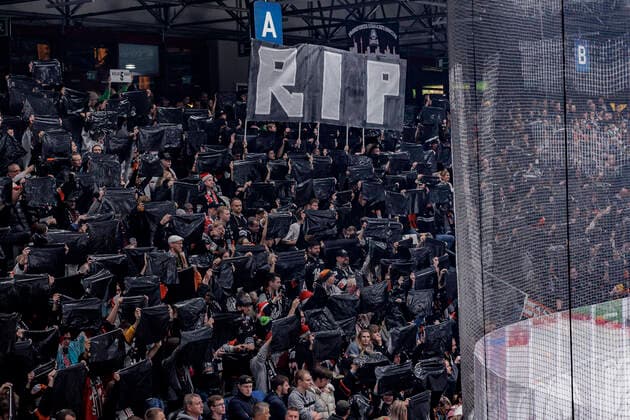 PENNY DEL Löwen Frankfurt ERC Ingolstadt, Eissporthalle Frankfurt, 23 12 2022 Choreo of the Löwen fans for the anniversary of the late Niclas Kaus, RIP, R I P , Rest in Peace, choreography, Löwen Frankfurt ERC Ingolstadt, Frankfurt, Eissporthalle, 23 12 2022. Copyright: xBEAUTIFULxSPORTS Gawlikx
