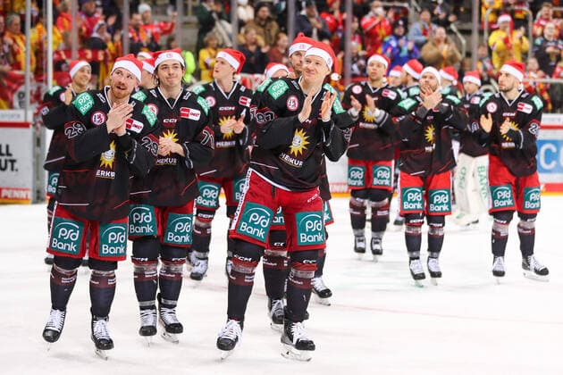 Penny DEL, Duesseldorfer EG Grizzlys Wolfsburg, PSD Bank Dome, 23 12 2022, Duesseldorf The players of the DEG wish their fans Merry Christmas Penny DEL, Duesseldorfer EG Grizzlys Wolfsburg, PSD Bank Dome, on 23 12 2022, Duesseldorf Copyright: xBEAUTIFULxSPORTS Meuselx