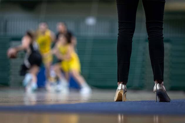 Basketball Berlin 23 12 2022 Season 2022 2023 1 Bundesliga DBBL Alba Berlin TK Hannover Luchse The shoes of Sidney Parsons Hannover, coach trainer