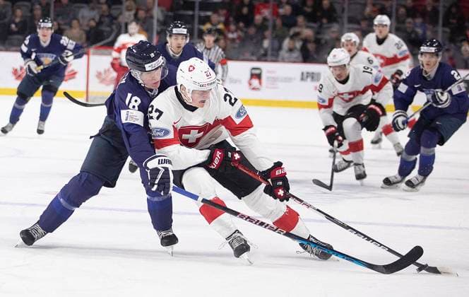 Bilder des Jahres 2022, Sport 12 Dezember Sport Themen der Woche KW52 Sport Bilder des Tages December 26, 2022, Moncton, NB, Canada: Switzerland s Miles Muller gets around Finland s Vemer Miettinen during first period IIHF World Junior Hockey Championship hockey action in Moncton, N.B., on Monday, Dec. 26, 2022. Canada News - December 26, 2022 - ZUMAc35_ 20221226_zaf_c35_009 Copyright: xRonxWardx