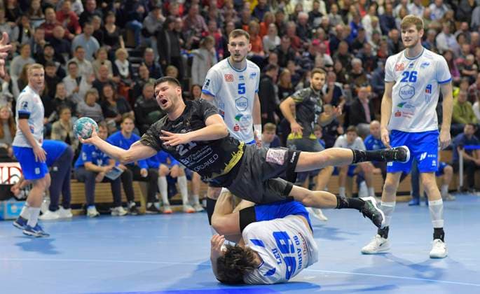 26 12 2022, Dresdens Philip Jungemannfäält over Dessaus Tillman Leu, handball, 2 Bundesliga, HC Elbflorenz Dresden Dessau Rosslauer HV, c Dresden Saxony