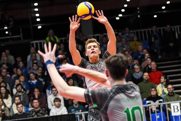 GER, VBL, VfB Friedrichshafen vs TSV Haching München Muenchen 27 12 2022, Messehalle B2, Friedrichshafen, GER, VBL, VfB Friedrichshafen vs TSV Haching München Muenchen, in picture Marcell Mikulass Koch Haching, 1 , pass to Daniel Guenther Guenther Haching, 10 nordphotoxGmbHx xHafner nph00200