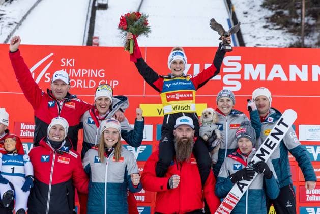 Bilder des Jahres 2022, Sport 12 Dezember Sport Themen der Woche KW52 Sport Bilder des Tages Ski jumping, Skispringen, Ski, nordisch - FIS WC Villach VILLACH,AUSTRIA,29.DEC.22 - NORDIC SKIING, SKI JUMPING - FIS World Cup, Silvester Tournament, ladies, normal hill. Image shows the rejoicing of Eva Pinkelnig (AUT) with team Austria. Keywords: trophy. GEPAxpictures xMaticxKlansek