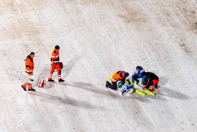 Bilder des Jahres 2023, Sport 01 Januar Sport Themen der Woche KW52 Sport Bilder des Tages Ski jumping, Skispringen, Ski, nordisch - FIS WC Ljubno LJUBNO,SLOVENIA,01.JAN.23 - NORDIC SKIING, SKI JUMPING - FIS World Cup, Silvester Tournament, ladies, normal hill. Image shows Ursa Bogataj (SLO) and medics. GEPAxpictures xMaticxKlansek