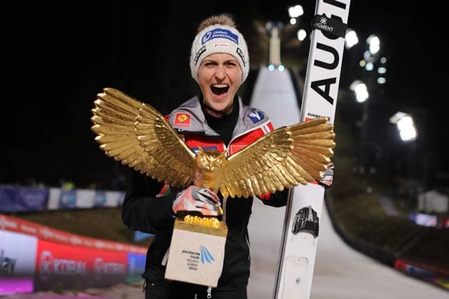 Bilder des Jahres 2023, Sport 01 Januar Sport Themen der Woche KW52 Sport Bilder des Tages Ski jumping, Skispringen, Ski, nordisch - FIS WC Ljubno LJUBNO,SLOVENIA,01.JAN.23 - NORDIC SKIING, SKI JUMPING - FIS World Cup, Silvester Tournament, ladies, normal hill. Image shows the rejoicing of Eva Pinkelnig (AUT). keywords: trophy. GEPAxpictures xMaticxKlansek