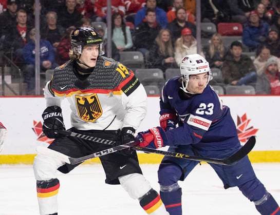 Bilder des Jahres 2023, Sport 01 Januar Sport Themen der Woche KW01 Sport Bilder des Tages January 2, 2023, Moncton, NB, Canada: Germany s Eric Hordler, left, and USA s Jack Peart keep a close eye on each other during third period IIHF World Junior Hockey Championship hockey action in Moncton, N.B., Monday, Jan. 2, 2023. Canada News - January 2, 2023 - ZUMAc35_ 20230102_zaf_c35_096 Copyright: xRonxWardx