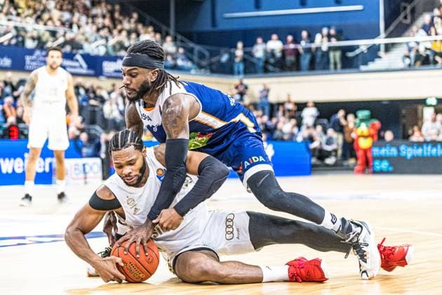 Rostock, Germany 03 January 2023 1 BBL 2022 2023 Rostock Seawolves vs FC Bayern Munich v li in duel Corey Walden FC Bayern Munich and JeQuan Lewis Rostock Seawolves. Copyright: xFotostandx xVoelkerx