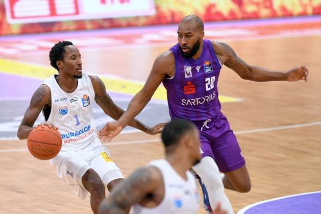 Kris Clyburn Syntainics MBC on the ball , Javon Bess BG Goettingen R , Basketball, Bundesliga, BBL, BG Goettingen Mitteldeutscher Basketball Club Weissenfels, 04 01 2023, BG Goettingen Mitteldeutscher Basketball Club, Basketball, Bundesliga, GER, BBL, 04 01 2023 Goettingen Copyright: xEibner-Pressefotox-xRolandxSippelx