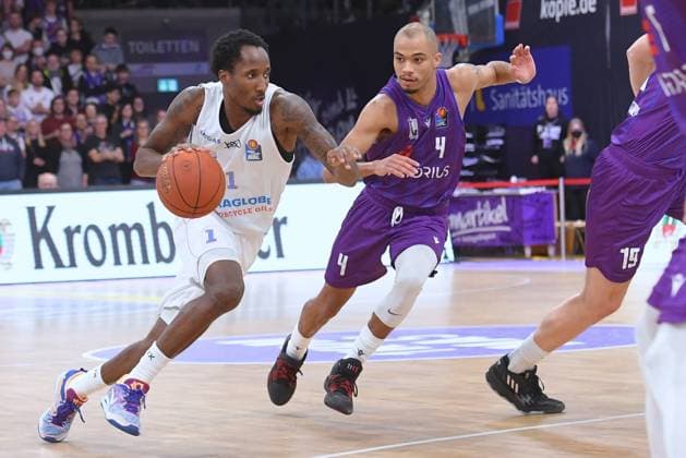 Kris Clyburn Syntainics MBC on the ball , Geno Crandall BG Goettingen R , Basketball, Bundesliga, BBL, BG Goettingen Mitteldeutscher Basketball Club Weissenfels, 04 01 2023, BG Goettingen Mitteldeutscher Basketball Club, Basketball, Bundesliga, GER, BBL, 04 01 2023 Goettingen Copyright: xEibner-Pressefotox-xRolandxSippelx