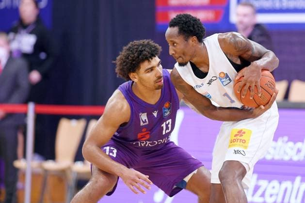 Kris Clyburn Syntainics MBC on the ball , Mark Smith BG Goettingen L , Basketball, Bundesliga, BBL, BG Goettingen Mitteldeutscher Basketball Club Weissenfels, 04 01 2023, BG Goettingen Mitteldeutscher Basketball Club, Basketball, Bundesliga, GER, BBL, 04 01 2023 Goettingen Copyright: xEibner-Pressefotox-xRolandxSippelx