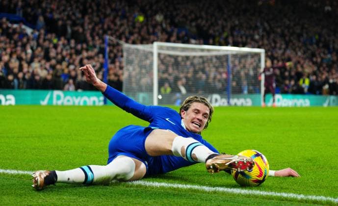 Bilder des Jahres 2023, Sport 01 Januar Sport Themen der Woche KW01 Mandatory Credit: Photo by Javier Garcia Shutterstock (13687239ae) Conor Gallagher of Chelsea keeps the ball in play Chelsea v Manchester City, Premier League, Football, Stamford Bridge, London, UK - 05 Jan 2023 EDITORIAL USE ONLY No use with unauthorised audio, video, data, fixture lists, club league logos or live services. Online in-match use limited to 120 images, no video emulation. No use in betting, games or single club league player publications. Chelsea v Manchester City, Premier League, Football, Stamford Bridge, London, UK - 05 Jan 2023 EDITORIAL USE ONLY No use with unauthorised audio, video, data, fixture lists, club league logos or live services. Online in-match use limited to 120 images, no video emulation. No use in betting, games or single club league player publications. Copyright: xJavierxGarcia Shutterstockx 13687239ae
