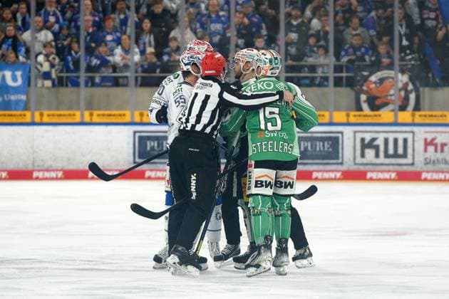Rudelbildung auf dem Eis Bietigheim Steelers vs Schwenninger Wild Wings DEL, Penny DEL , Ice Hockey, Hauptrunde 40 Spieltag, Saison 2022 2023, 06 01 2023 Foto Eibner Tobias Baur Bietigheim Steelers vs Schwenninger Wild Wings DEL, Penny DEL , Ice Hockey, Hauptrunde 40 Spieltag, Saison 2022 2023, 06 01 2023 Bietigheim Copyright: xEibner-Pressefotox EP_TBR