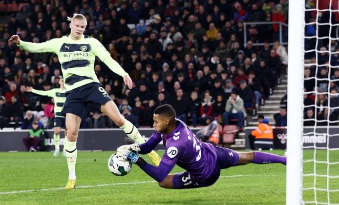 Bilder des Jahres 2023, Sport 01 Januar Sport Themen der Woche KW02 Sport Bilder des Tages Mandatory Credit: Photo by James Marsh Shutterstock (13703755ar) Gavin Bazunu of Southampton makes a save from Erling Haaland of Manchester City. Southampton v Manchester City, Carabao Cup, Quarter Final, Football, St Mary s Stadium, Southampton, UK - 11 Jan 2023 EDITORIAL USE ONLY No use with unauthorised audio, video, data, fixture lists, club league logos or live services. Online in-match use limited to 120 images, no video emulation. No use in betting, games or single club league player publications. Southampton v Manchester City, Carabao Cup, Quarter Final, Football, St Mary s Stadium, Southampton, UK - 11 Jan 2023 EDITORIAL USE ONLY No use with unauthorised audio, video, data, fixture lists, club league logos or live services. Online in-match use limited to 120 images, no video emulation. No use in betting, games or single club league player publications. Copyright: xJamesxMarsh Shutterstockx 13703755ar
