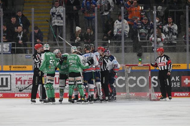 Rudelbildung auf dem Eis Bietigheim Steelers vs Iserlohn Roosters DEL, Penny DEL , Ice Hockey, Hauptrunde 44 Spieltag, Saison 2022 2023, 20 01 2023 Foto Eibner Tobias Baur Bietigheim Steelers vs Iserlohn Roosters DEL ,Ice Hockey, Hauptrunde 44 Spieltag, Saison 2022 2023, 20 01 2023 Bietigheim Copyright: xEibner-Pressefotox EP_TBR