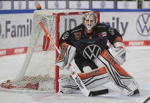 Dustin Strahlmeier Grizzlys Wolfsburg ice hockey, DEL, Penny DEL, men, men, season 2022 20223 Grizzlys Wolfsburg vs. Straubing Tigers