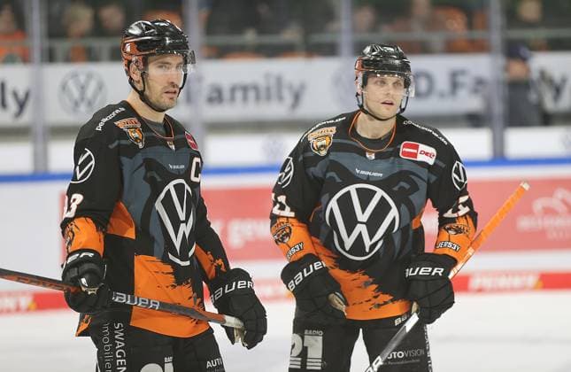 Spencer Machacek Grizzlys Wolfsburg , Trevor Mingoia Grizzlys Wolfsburg ice hockey, DEL, Penny DEL, men, men, season 2022 20223 Grizzlys Wolfsburg vs Straubing Tigers