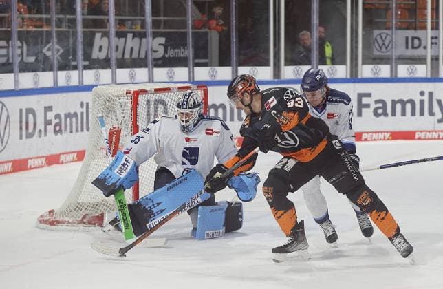 Spencer Machacek Grizzlys Wolfsburg fails to score goalie Hunter Miska Straubing Tigers ice hockey, DEL, Penny DEL, men, men, season 2022 20223 Grizzlys Wolfsburg vs Straubing Tigers