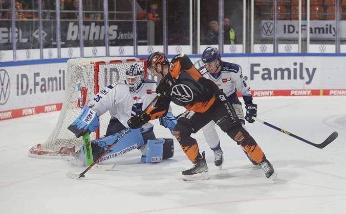 Spencer Machacek Grizzlys Wolfsburg fails to score goalie Hunter Miska Straubing Tigers ice hockey, DEL, Penny DEL, men, men, season 2022 20223 Grizzlys Wolfsburg vs Straubing Tigers