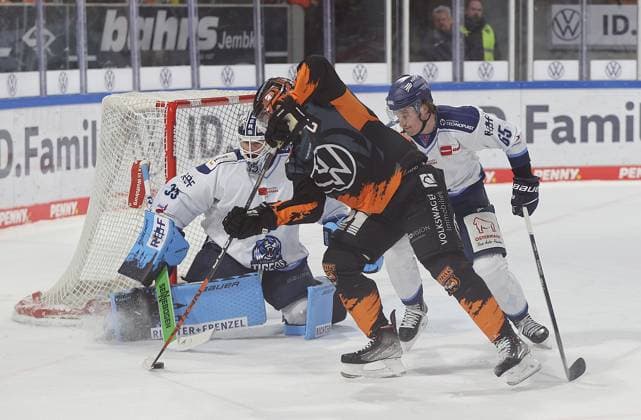 Spencer Machacek Grizzlys Wolfsburg fails to score goalie Hunter Miska Straubing Tigers ice hockey, DEL, Penny DEL, men, men, season 2022 20223 Grizzlys Wolfsburg vs Straubing Tigers